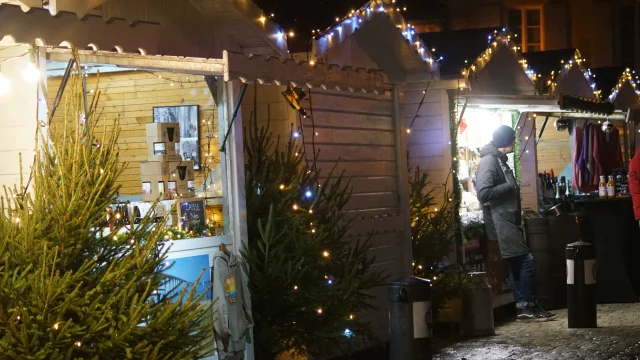 Stands illuminés au marché de Noël 2022 au Bois-Plage.