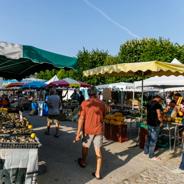 Scène animée d'un marché extérieur au centre du village