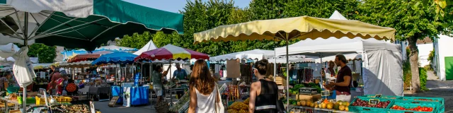 Vue générale du marché de Sainte-Marie, île de Ré.