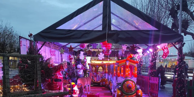 Petit train décoré pour Noël au marché de l'Île de Ré.