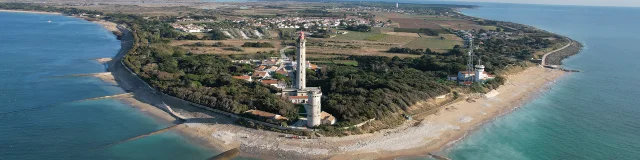 Vue côtière du phare des Baleines, montrant son emplacement sur la pointe de l'île de Ré.