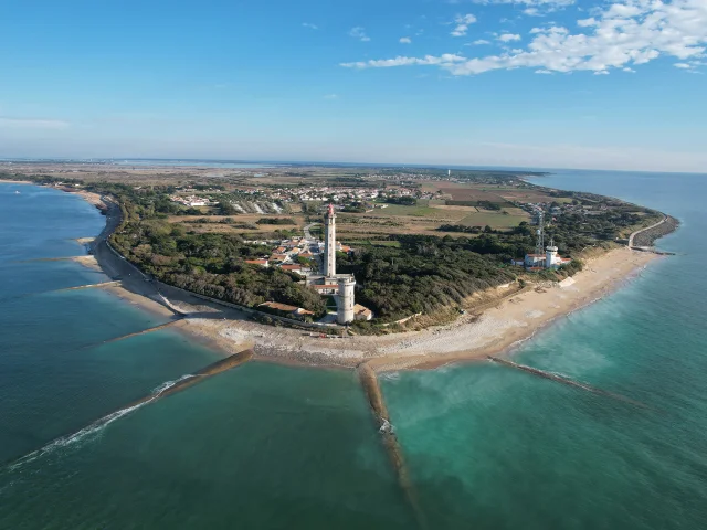 Vue côtière du phare des Baleines, montrant son emplacement sur la pointe de l'île de Ré.