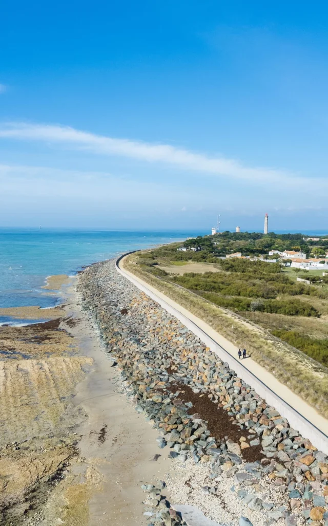 Chemin blanc longeant la Côte Sauvage à Saint-Clément