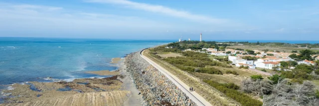 Chemin blanc longeant la Côte Sauvage à Saint-Clément