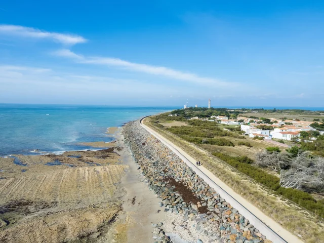 Chemin blanc longeant la Côte Sauvage à Saint-Clément