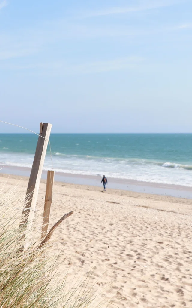 Plage des Gollandières avec des promeneurs.