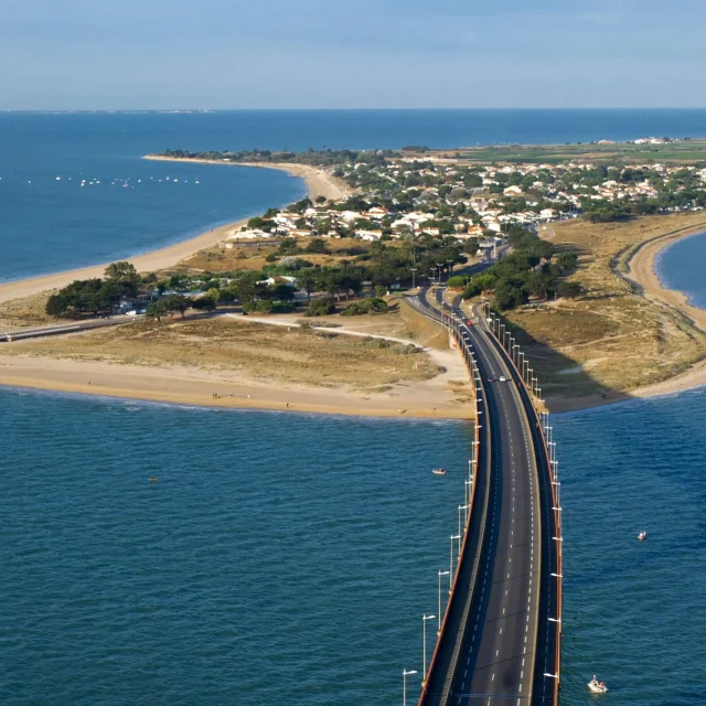 Vue aérienne du pont de l'île de Ré reliant le continent à l'île.