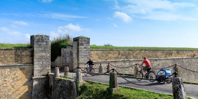 Des cyclistes traversent une des portes Saint-Martin.