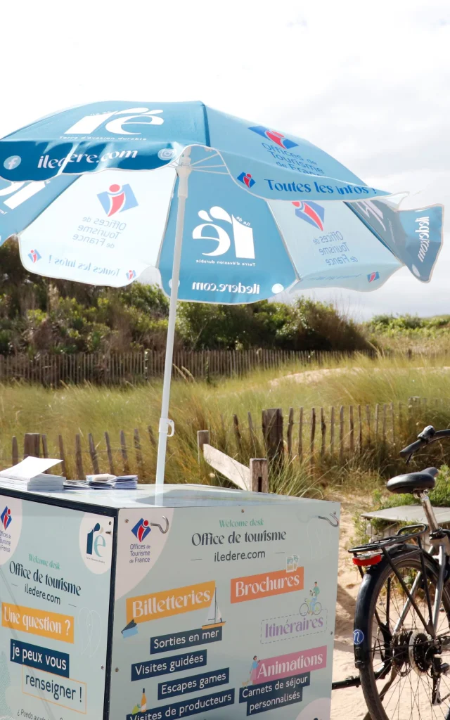 Remorque vélo équipée pour l'accueil mobile, stationnée dans un environnement naturel.