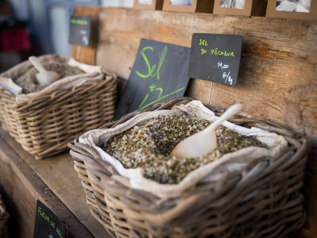 Paniers de sel exposés sur un stand de marché des Portes-en-Ré.