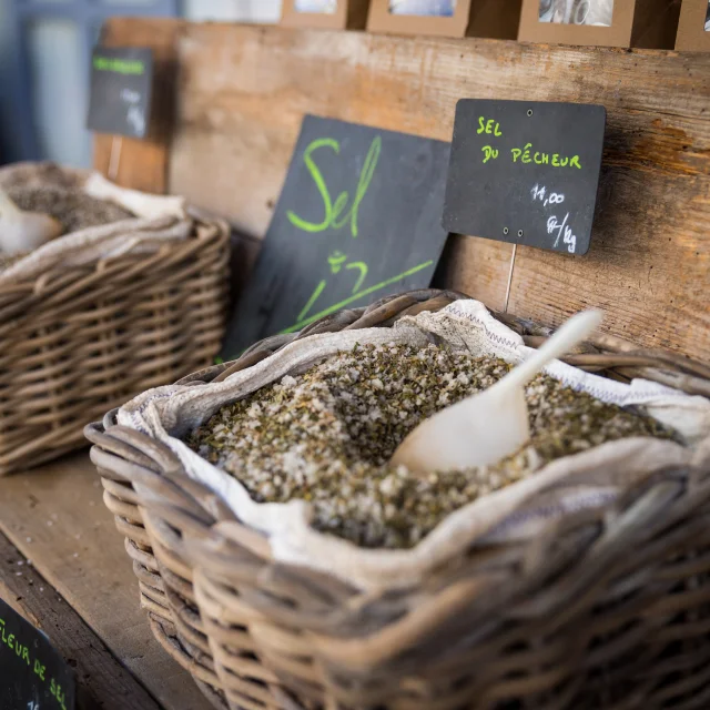 Paniers de sel exposés sur un stand de marché des Portes-en-Ré.