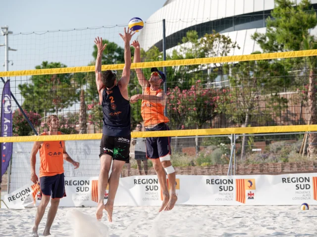 Match de beach-volley en tournoi