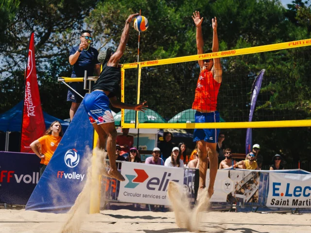 Joueurs en plein match de beach-volley au Bois-Plage sur l'île de Ré