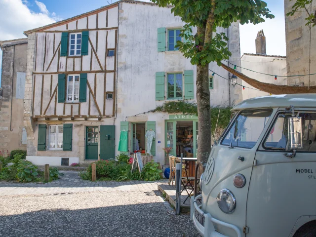 Van stationné dans une ruelle de Saint-Martin-de-Ré.