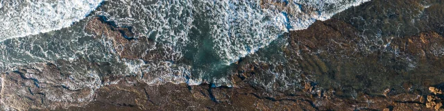 Vue aérienne de la côte avec des vagues et des rochers