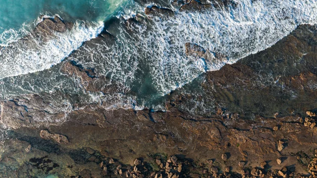 Vue aérienne de la côte avec des vagues et des rochers