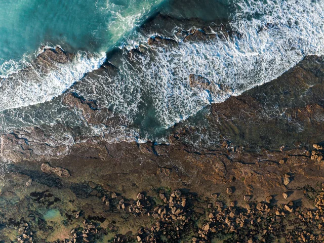 Vue aérienne de la côte avec des vagues et des rochers