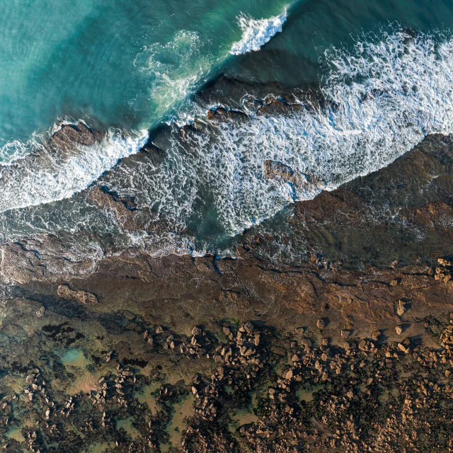 Vue aérienne de la côte avec des vagues et des rochers