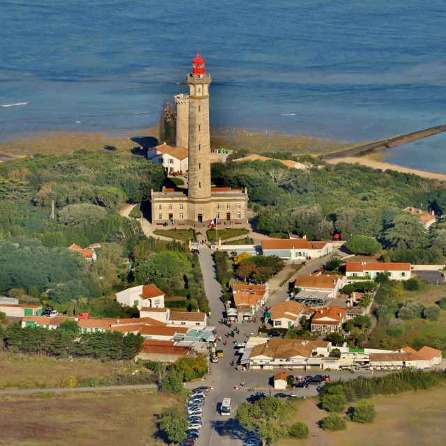 Le phare des Baleines vu depuis le ciel, entouré de végétation.