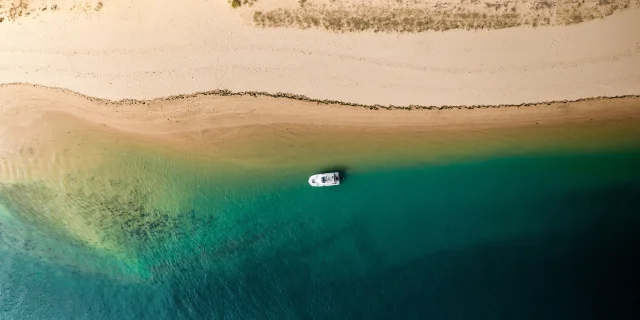 Vue aérienne d'un bateau près de la plage de Trousse Chemise