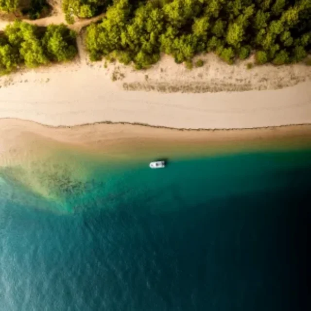 Vue aérienne d'un bateau près de la plage de Trousse Chemise