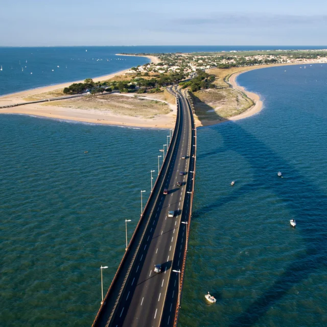 Vue aérienne du pont reliant l'île de Ré au continent