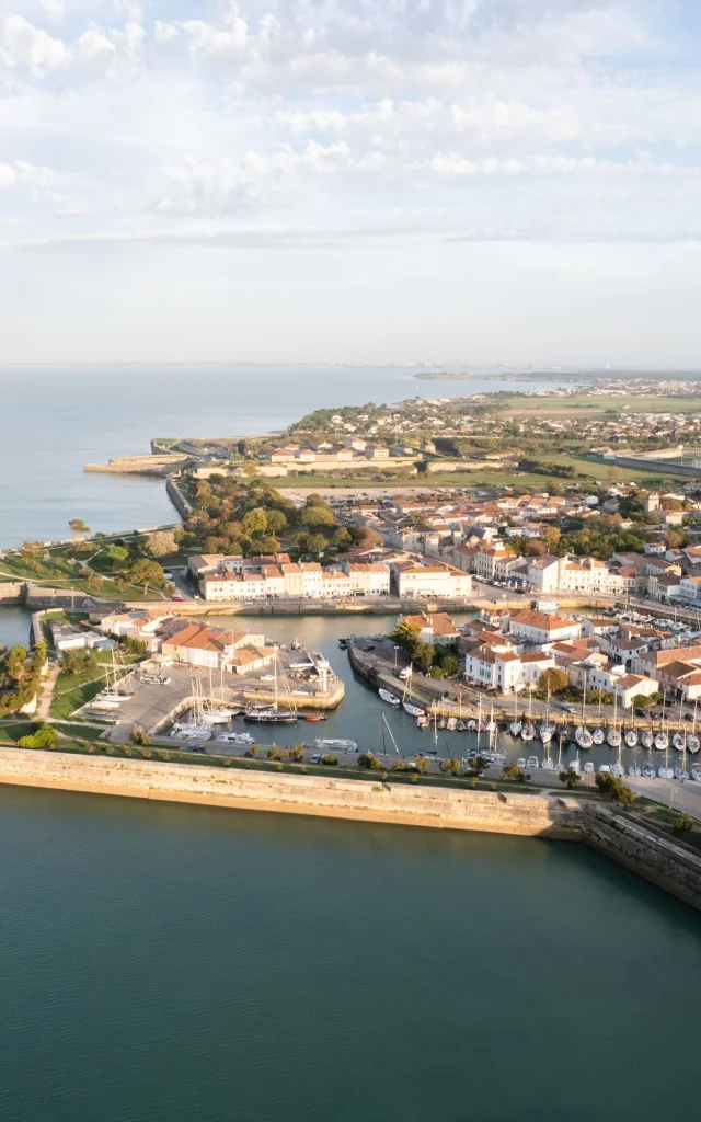 Vue aérienne du port de Saint-Martin-de-Ré.