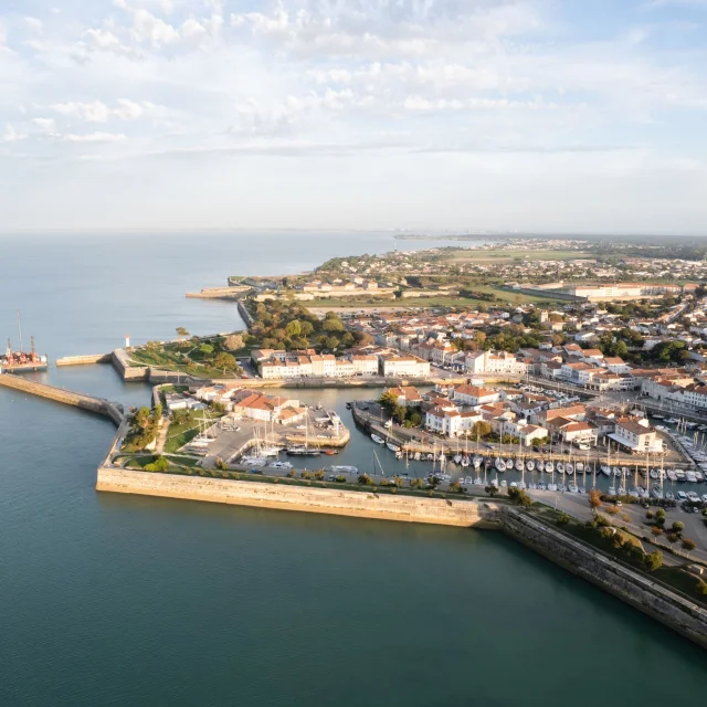 Vue aérienne du port de Saint-Martin-de-Ré.