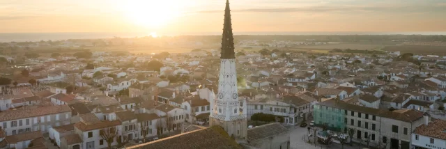 Vue aérienne du clocher de l'église d'Ars-en-Ré au coucher du soleil