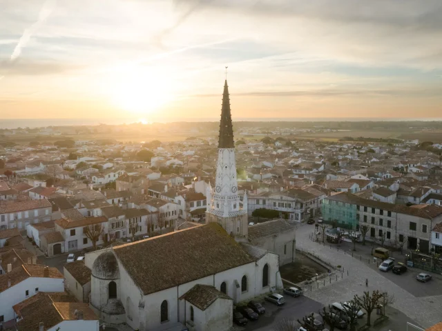 Vue aérienne du clocher de l'église d'Ars-en-Ré au coucher du soleil