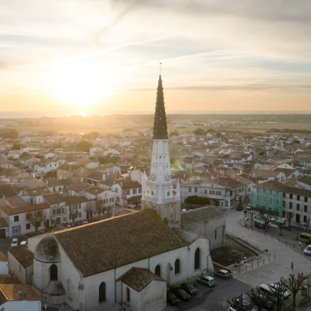 Vue aérienne du clocher de l'église d'Ars-en-Ré au coucher du soleil