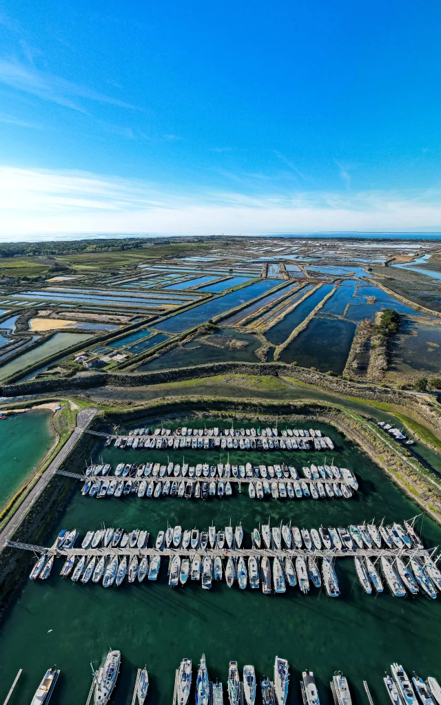 Vue aérienne de la capitainerie du port d'Ars-en-Ré