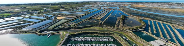 Vue aérienne de la capitainerie du port d'Ars-en-Ré