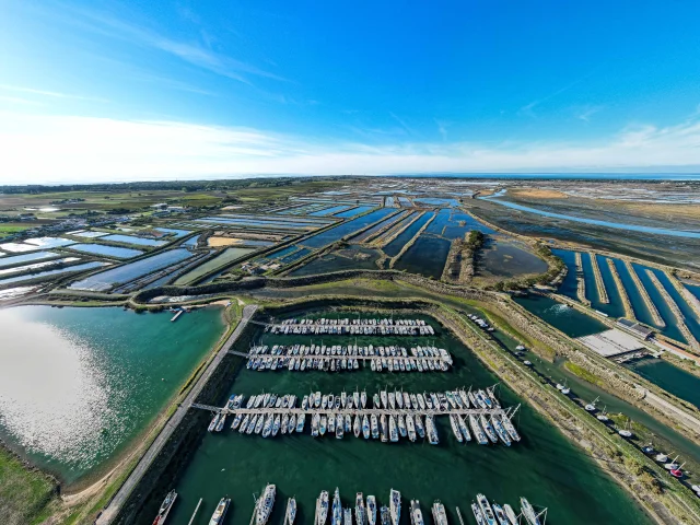 Vue aérienne de la capitainerie du port d'Ars-en-Ré