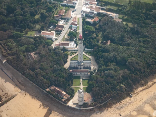 Vue aérienne du phare des Baleines à Saint-Clément-des-Baleines.