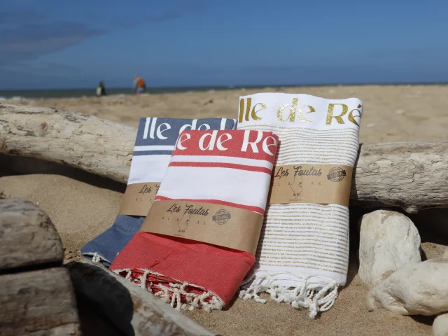 Foutas île de Ré posées sur une plage.