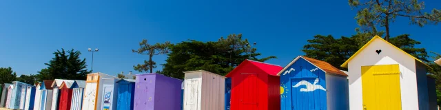 Cabanes de plage colorées alignées sur l'île d'Oléron.