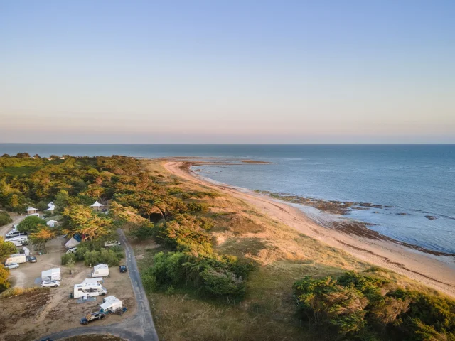 Vue aérienne du camping Huttopia Ars-en-Ré avec plage