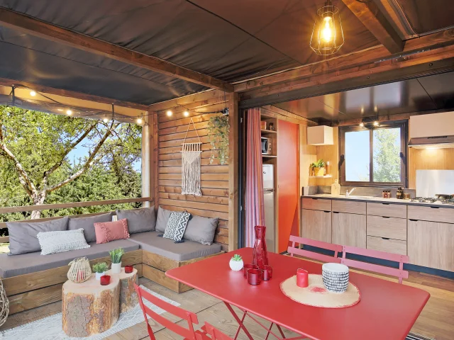 Chalet en bois avec terrasse aménagée à Huttopia Ars-en-Ré