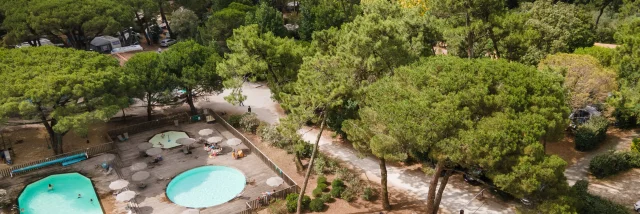 Vue aérienne de la piscine et des installations du camping Huttopia Chardons Bleus