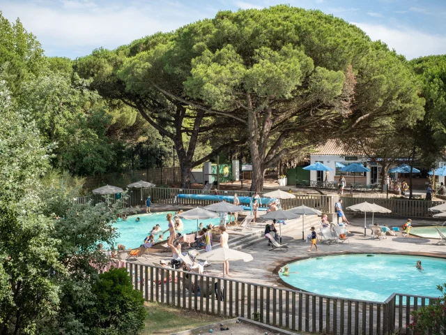 Piscine entourée de nature au camping Huttopia Chardons Bleus