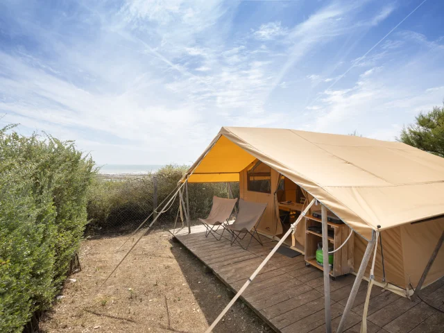 Tente avec vue sur la mer au camping Huttopia Côte Sauvage