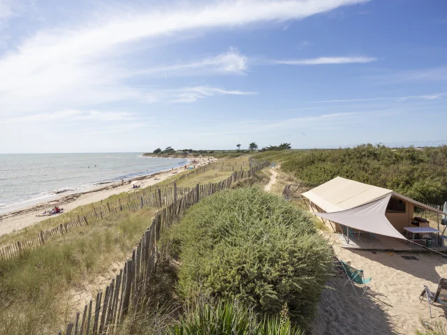 Tentes avec vue panoramique sur la plage