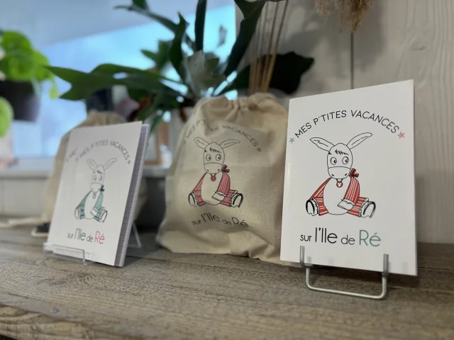 Sacs et carnets pour enfants exposés dans une boutique.