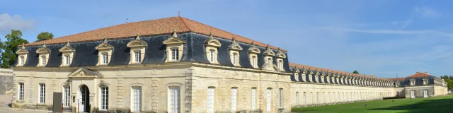 Vue extérieure de la Corderie Royale de Rochefort, bâtiment historique.