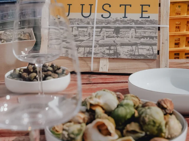 Plats de fruits de mer servis avec du vin au restaurant JUSTE