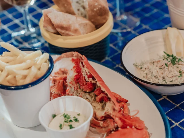 Homard et fruits de mer servis dans une assiette au restaurant JUSTE