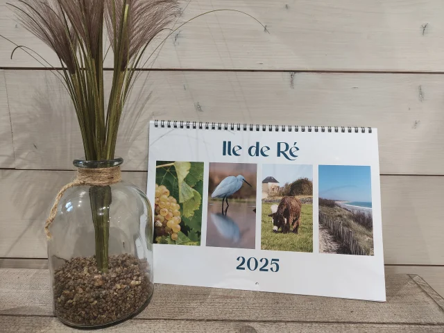 Calendrier 2025 île de Ré posé sur une table.