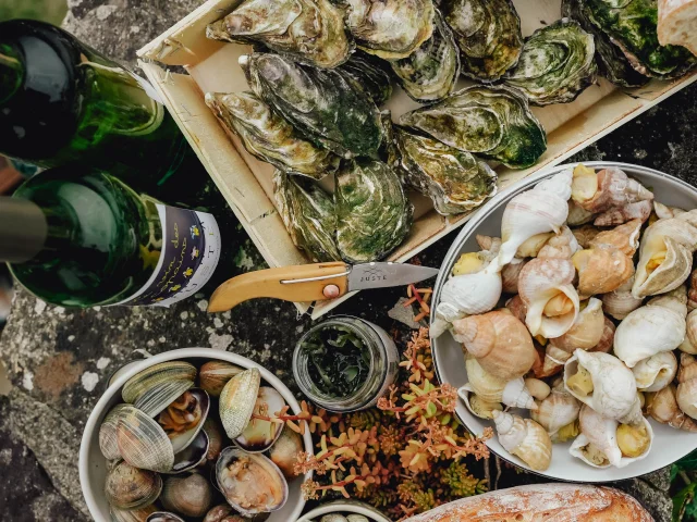 Plateau de fruits de mer avec huîtres, bulots et crevettes