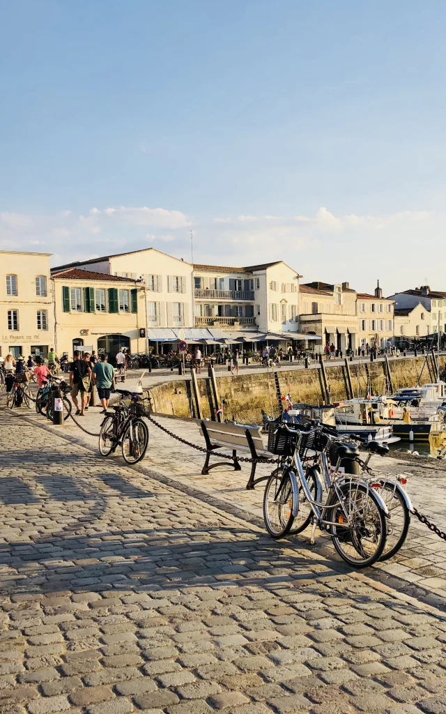 Vélos stationnés au port de Saint-Martin-de-Ré.